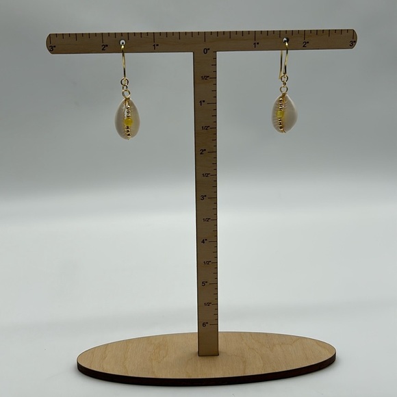 2356- Handmade Shell Dangle Earrings NWT - Picture 4 of 6